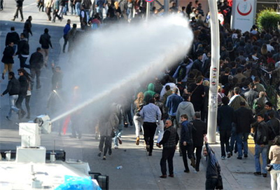 Cañones de agua contra los manifestantes en Ankara